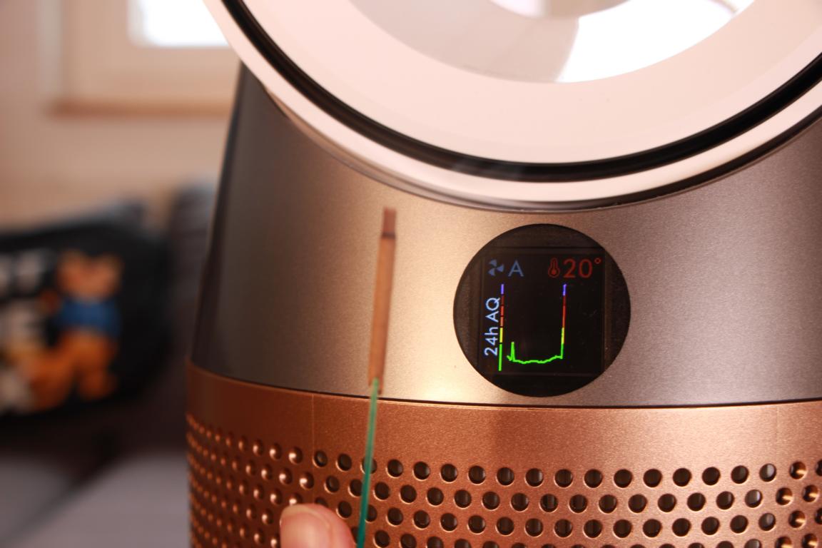 Ein Räucherstäbchen wird vor einem Dyson Luftreiniger im Test abgebrannt und  der Dyson Luftreiniger zeigt eine starke verschlechterung der Luftqualität an.